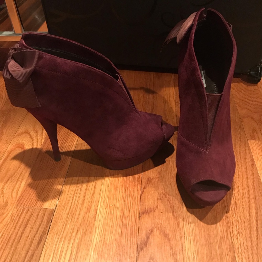 Vera Wang like new purple suede bootie heels!!